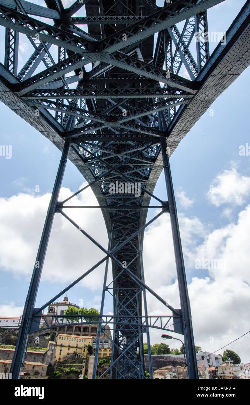 Détail du pont Luiz I à Porto, Portugal, conçu par l'ingénieur français Gustave Eiffel. Banque D'Images