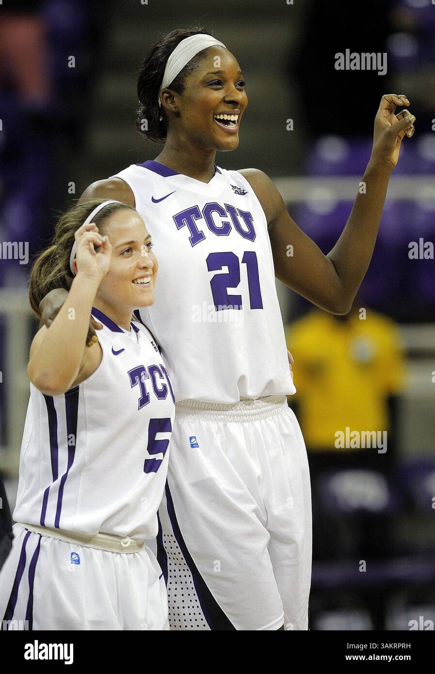 Dec. 20, 2013 - Fort Worth, TX, USA - Meagan Henson (5) et Latricia Lovings (21) de Texas Christian se tiennent ensemble pendant la chanson de l'école après une victoire de 78-46 contre Sam Houston State au Daniel-Meyer Coliseum de Fort Worth, Texas, le vendredi 20 décembre 2013. (Crédit image : © Ron Jenkins/MCT/ZUMAPRESS.com) Banque D'Images