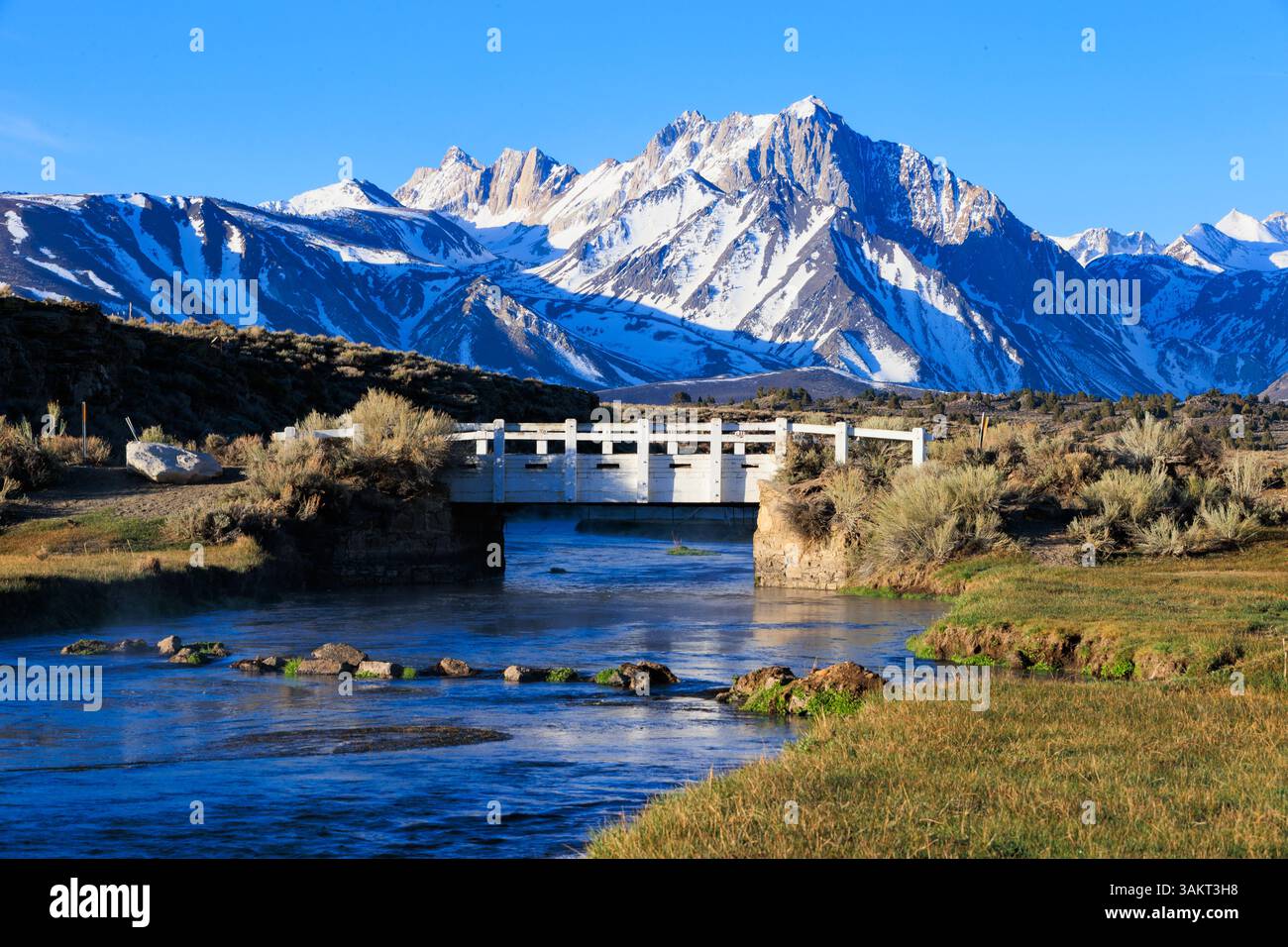 Mammoth Lakes, CA. 10 avril 2025. Vue sur les montagnes de la Sierra Nevada depuis le site géologique de Hot Creek, un ruisseau chauffé par la géothermie. Banque D'Images