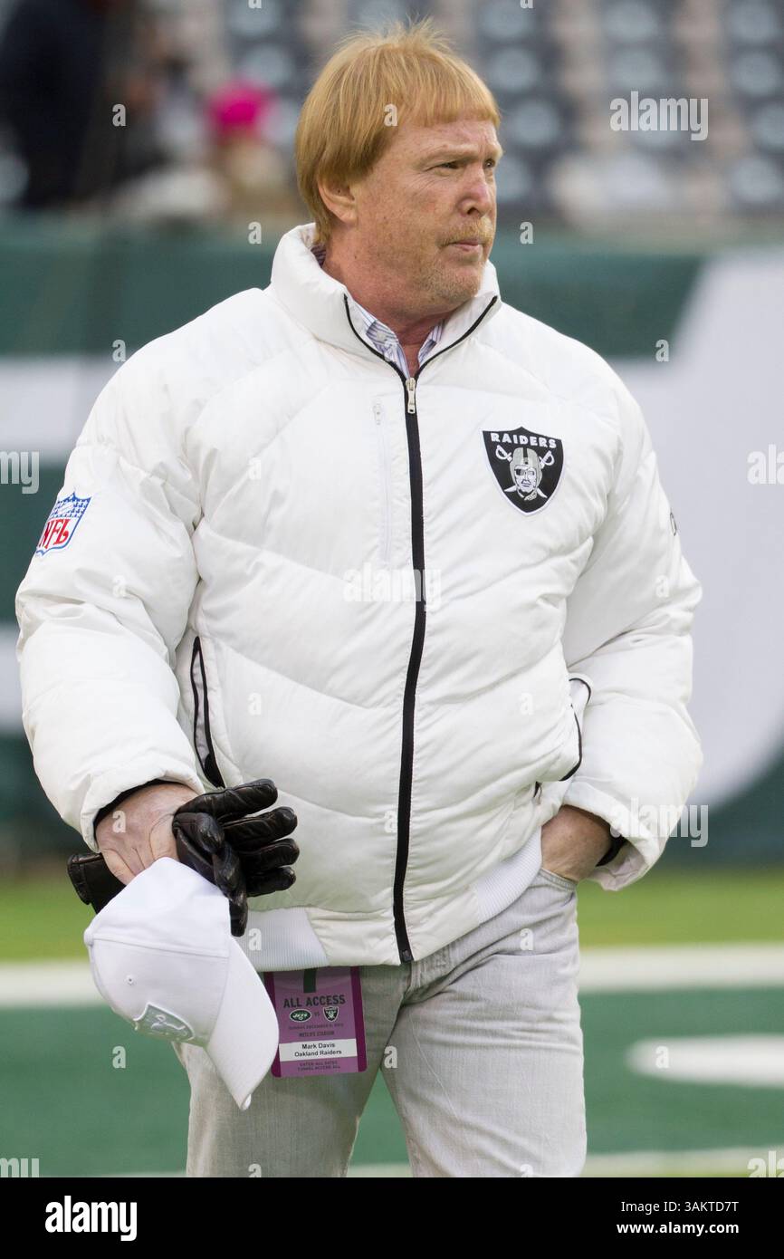 8 décembre 2013 : Mark Davis, propriétaire des Oakland Raiders, regarde pendant les échauffements précédant le match NFL entre les Oakland Raiders et les jets de New York au MetLife Stadium à East Rutherford, New Jersey. (Christopher Szagola/Cal Sport Media)(image crédit : © Chris Szagola/Cal Sport Media/ZUMAPRESS.com) Banque D'Images