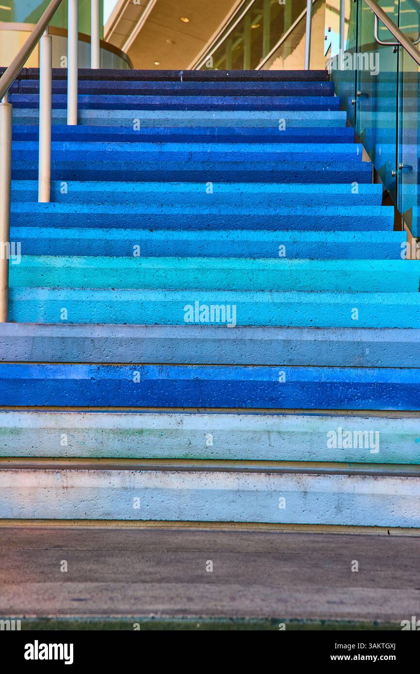 Escalier bleu dégradé dans un cadre urbain perspective à faible angle Banque D'Images
