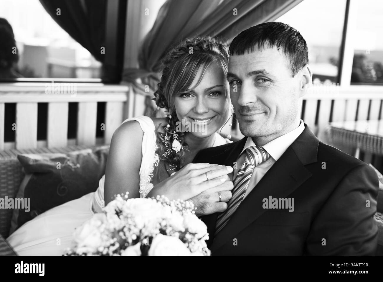 Mariée et mariée heureux embrasse dans le café en plein air Banque D'Images