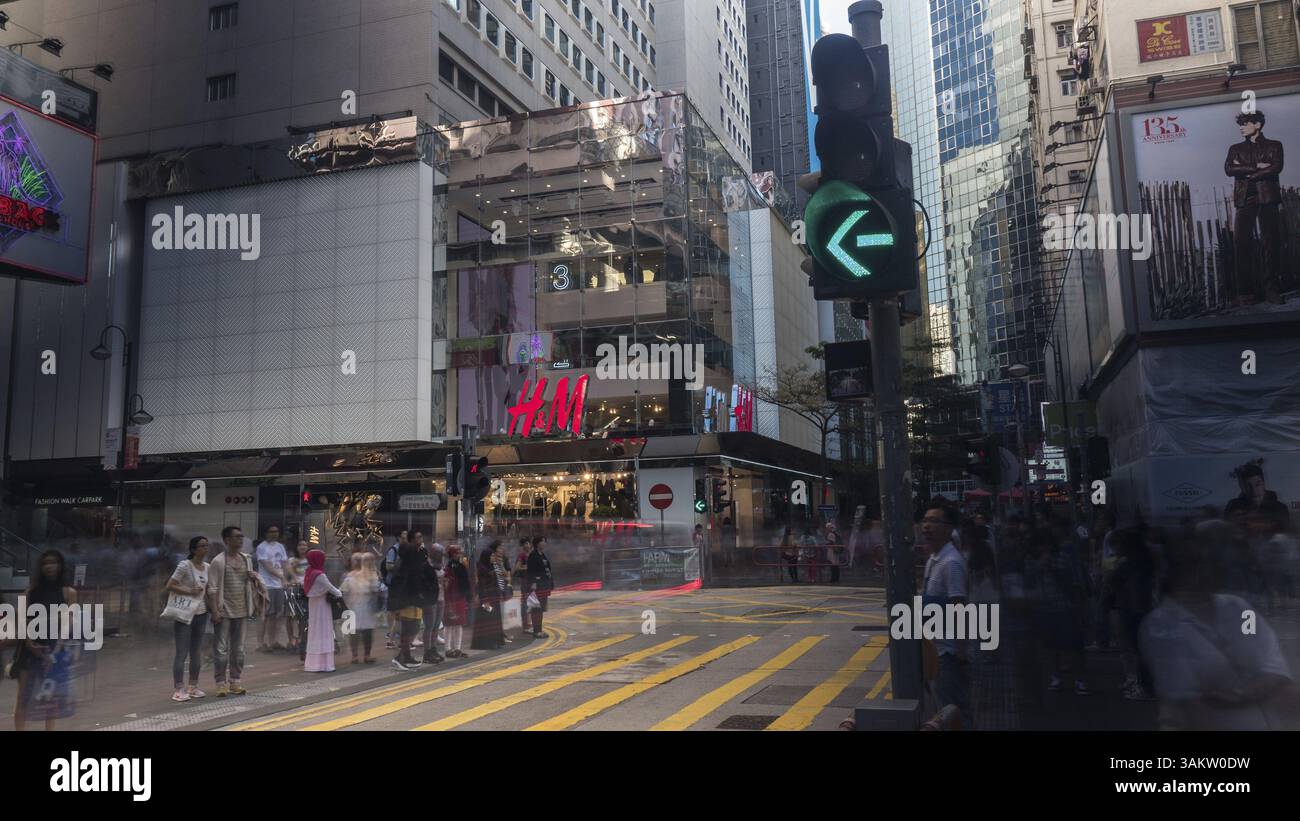 HONG KONG - 09 NOVEMBRE 2015 : les gens se tiennent au bord de la route et attendent de traverser la rue au feu vert Banque D'Images