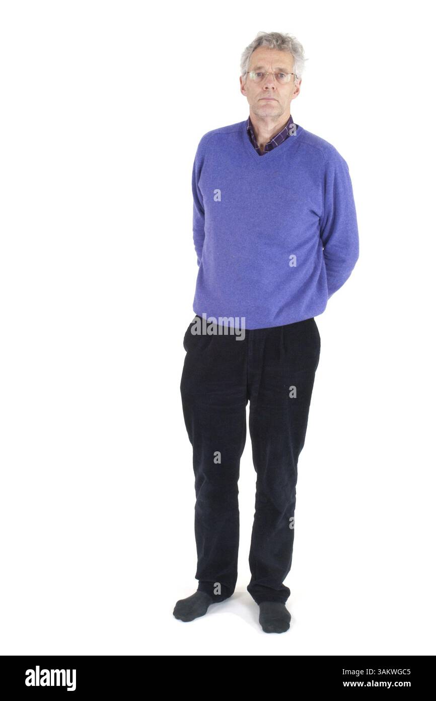 Un homme âgé en vêtements de loisirs debout dans le studio Banque D'Images