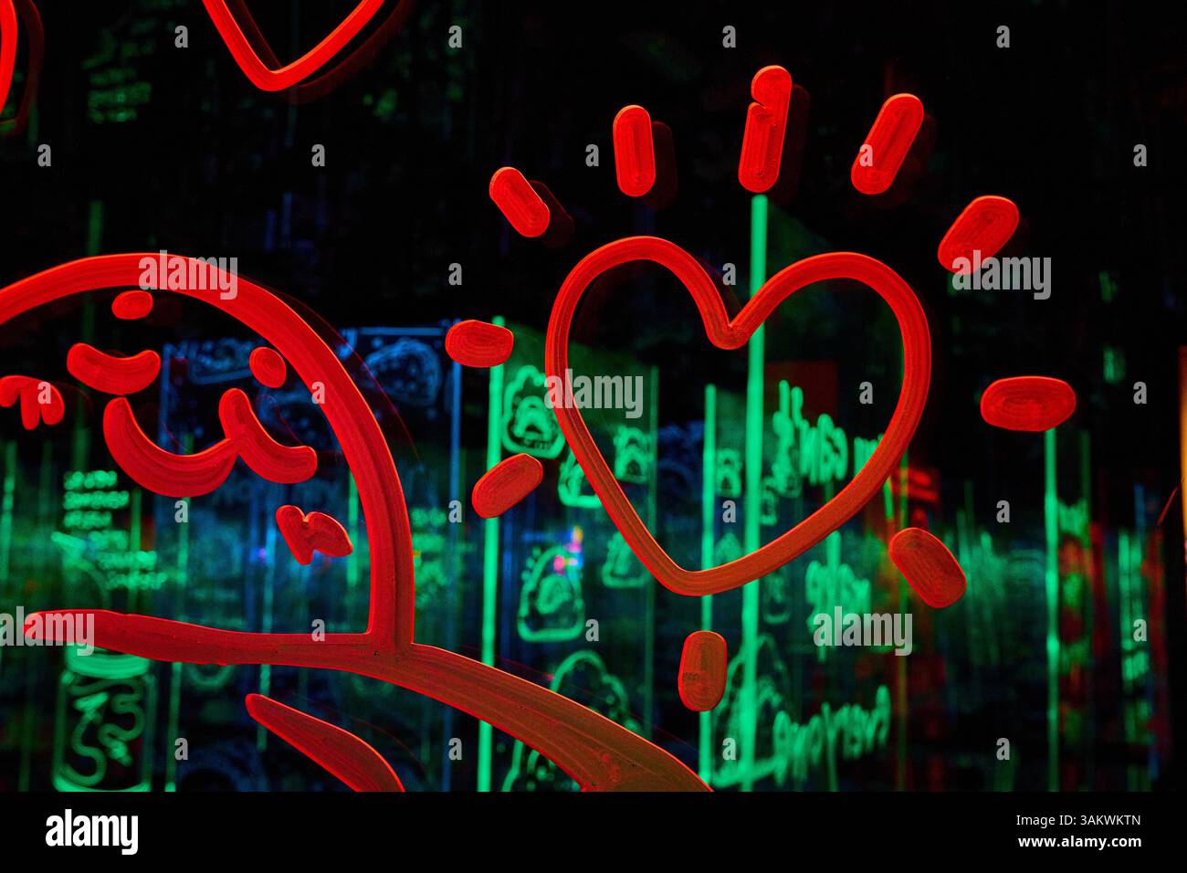 Neon Heart and Smile Motion Art dans la perspective Urban Nightscape Banque D'Images