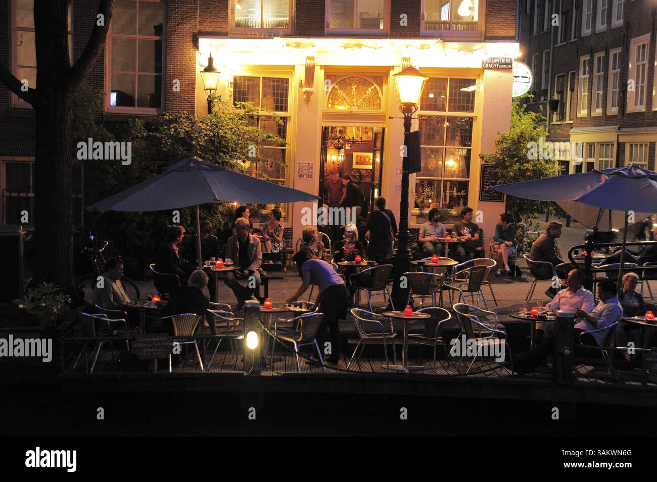 Ambiance nocturne au Café 't Smalle, Egelantiersgracht, quartier Jordaan, centre-ville, Amsterdam, Noord-Holland, Hollande du Nord, pays-Bas Banque D'Images