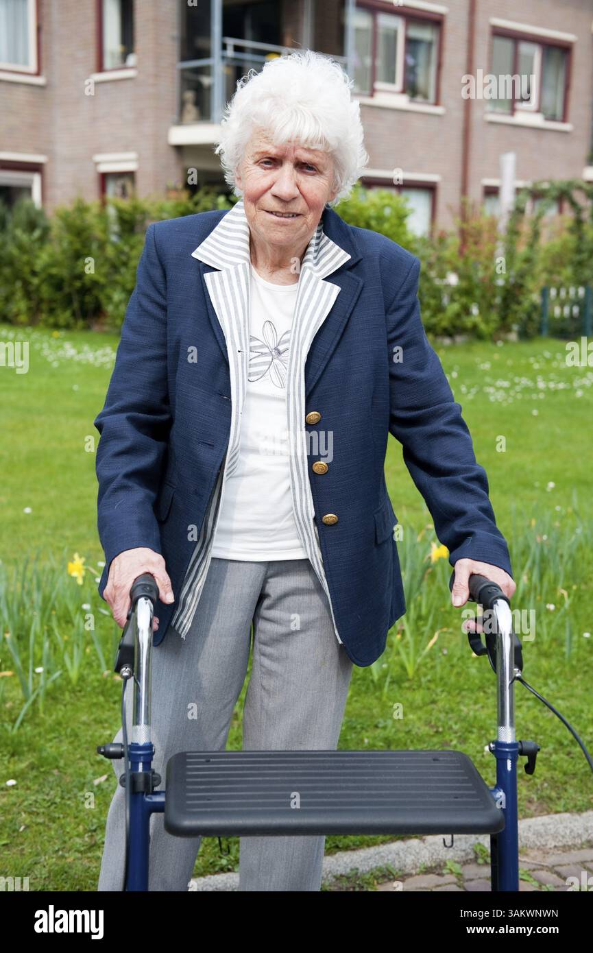 Femme âgée avec marcheur amical souriant Banque D'Images