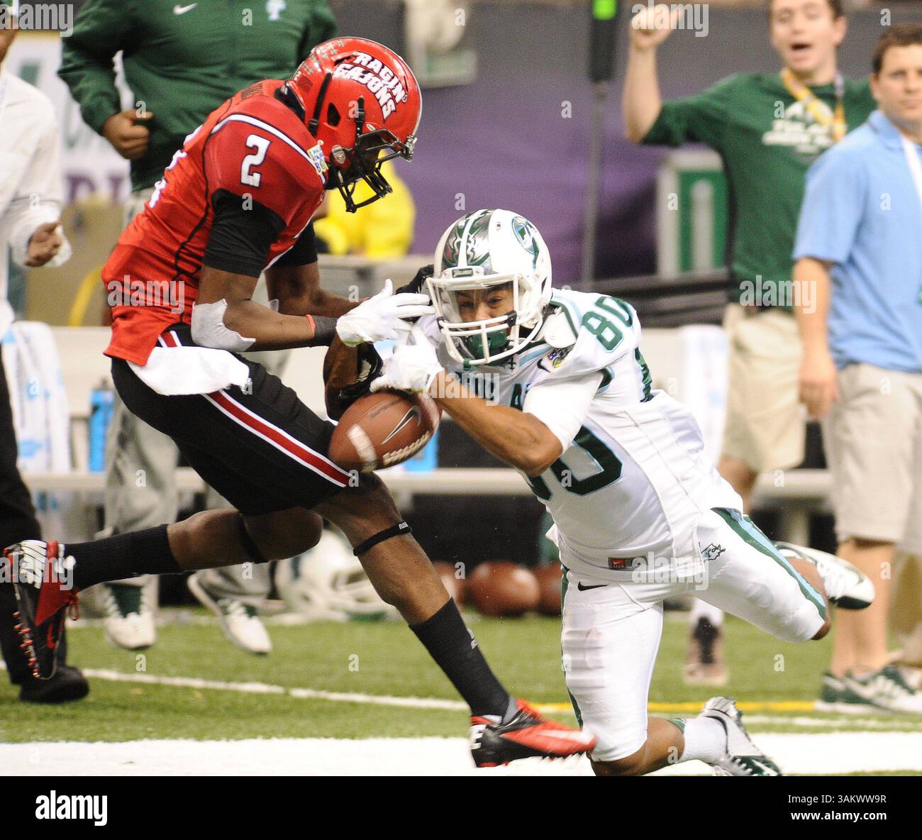 21 décembre 2013 - Nouvelle-Orléans, Lousiane, États-Unis - le récepteur Tulane Green Wave Wide JUSTYN SHACKLEFORD (80) et le cornerback Louisiana-Lafayette Ragin Cajuns Simeon THOMAS (2) se battent pour le ballon lors du R+l Carriers New Orleans Bowl au Mercedes-Benz Superdome. (Crédit image : © Matt Bush/ZUMAPRESS.com) Banque D'Images