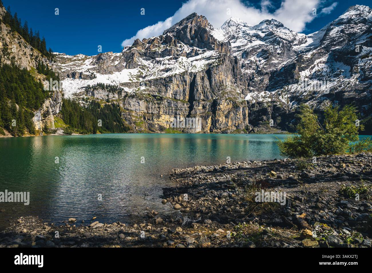 Lieu alpin célèbre et vue imprenable de la rive du lac Oeschinensee, Kandersteg, Oberland bernois, Suisse, Europe Banque D'Images
