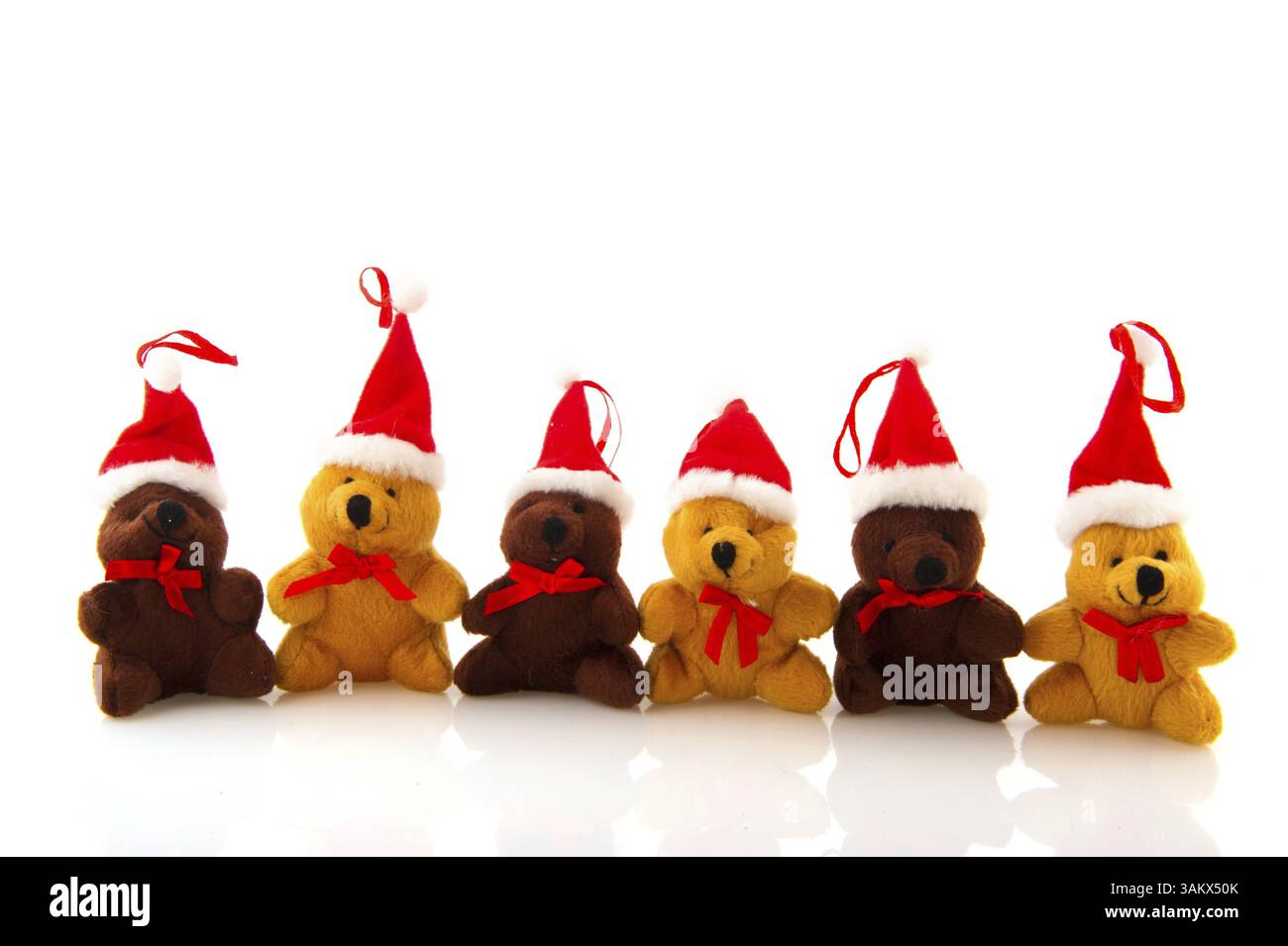 Une ligne peu d'ours de Noël avec santa claus hat Banque D'Images