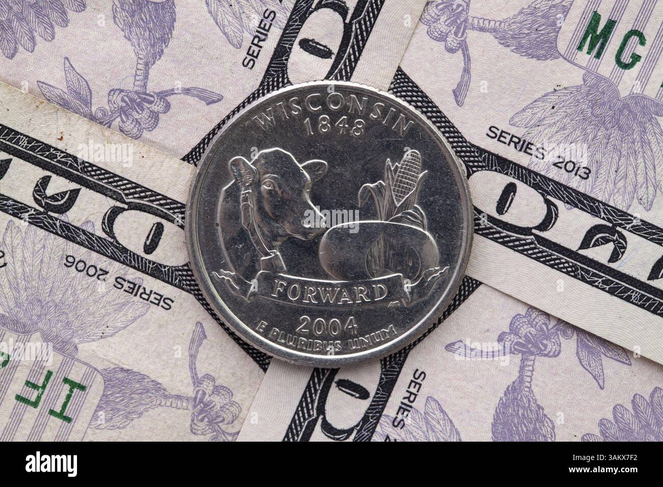 Un quart du Wisconsin sur des billets en dollars américains. Composition symétrique des billets en dollars américains et d'un quart du Wisconsin Banque D'Images