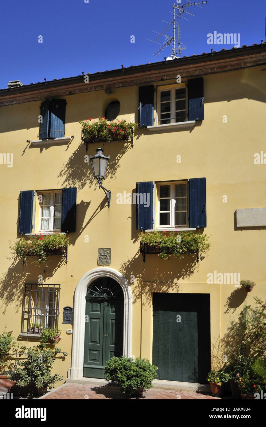 Maison typiquement italien en jaune et vert Banque D'Images