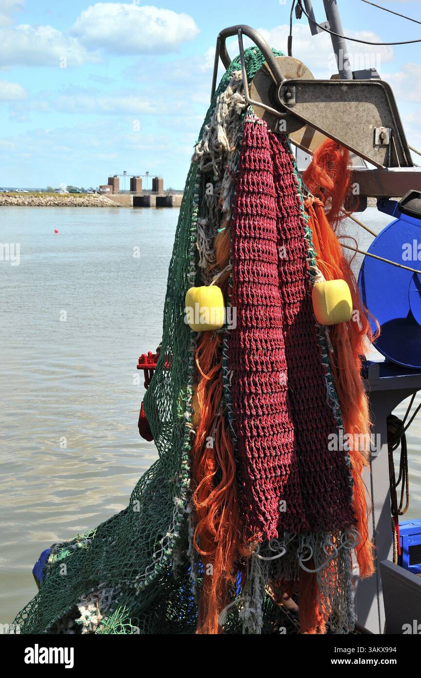 Bateau pêcheur avec de nombreux filets pour attraper les poissons Banque D'Images