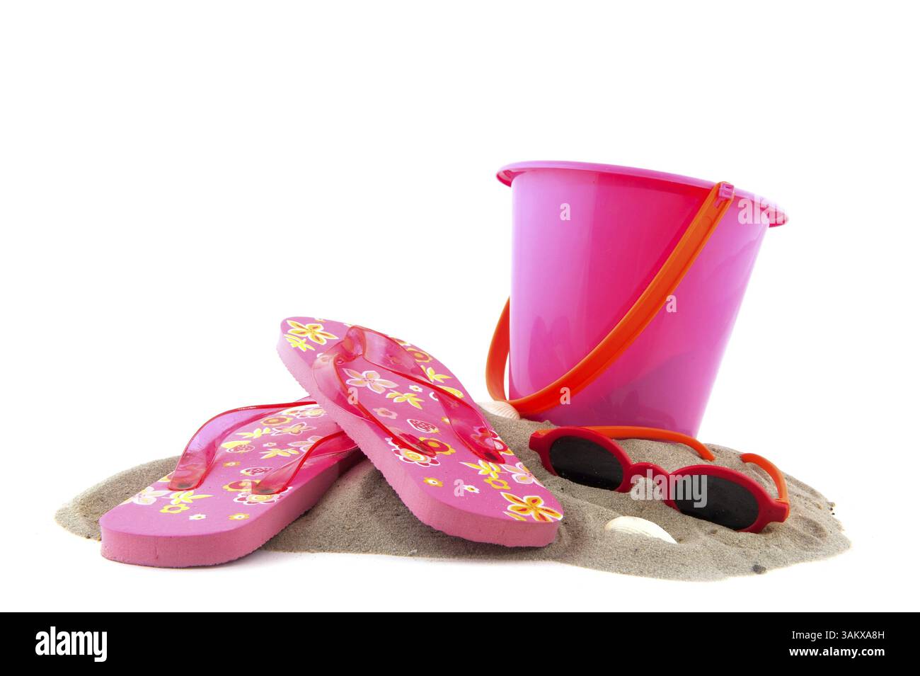 Été avec sandales jouets en plastique et lunettes de soleil à la plage Banque D'Images Été avec sandales jouets en plastique et lunettes de soleil à la plage Banque D'Images