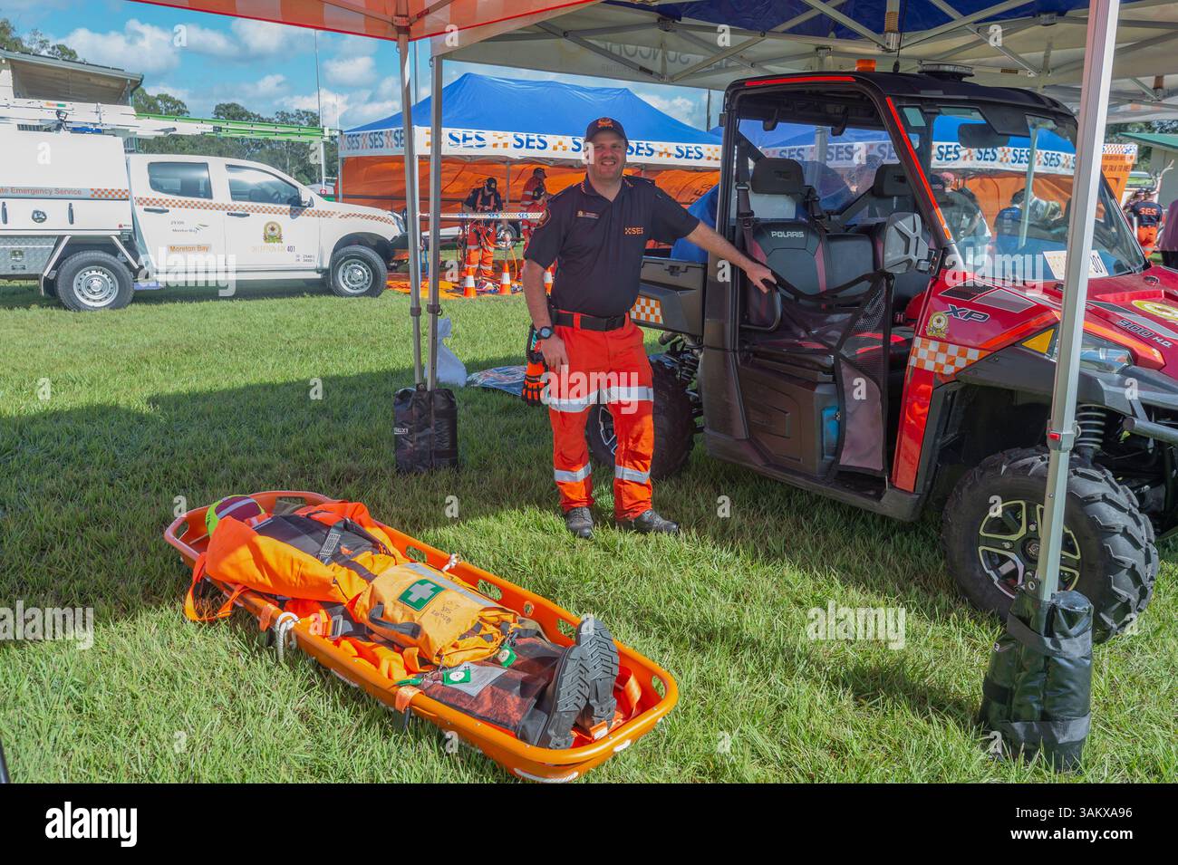 Membre de ses ou State Emergency Service avec une civière et un buggy à l'exposition Emergency Service Expo à Woodford, 2025, Queensland, Australie Banque D'Images
