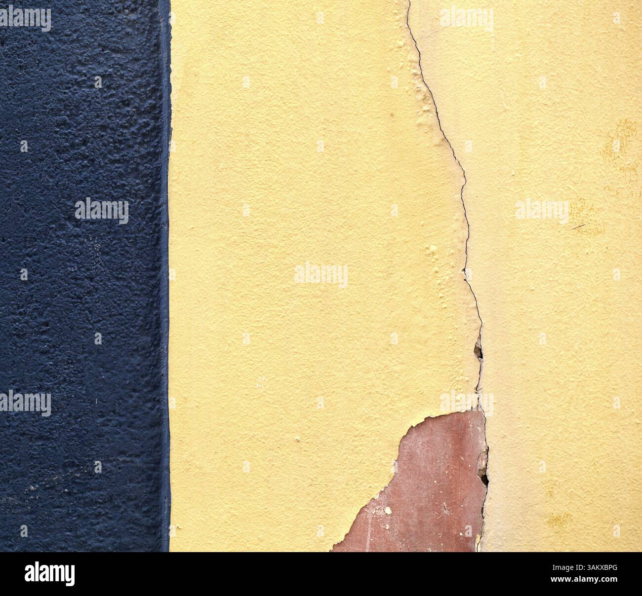 Bleu Jaune Rouge mur avec l'arrière-plan crack Banque D'Images