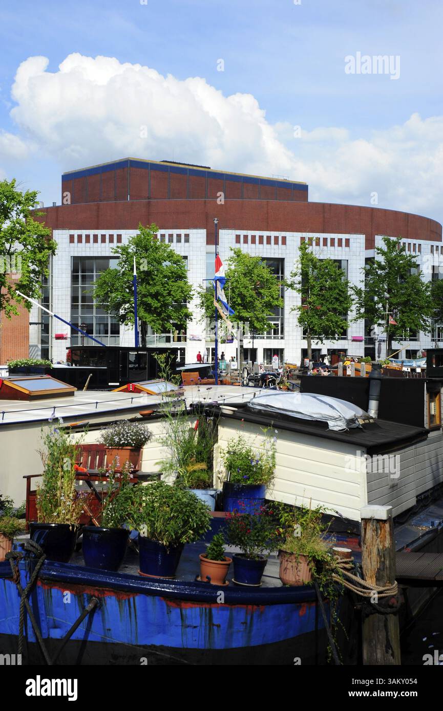 Péniche devant le théâtre Stopera à Waterloo plein, Binnen Amstel Gracht, centre-ville, Amsterdam, Noord-Holland, Hollande du Nord, Nederla Banque D'Images