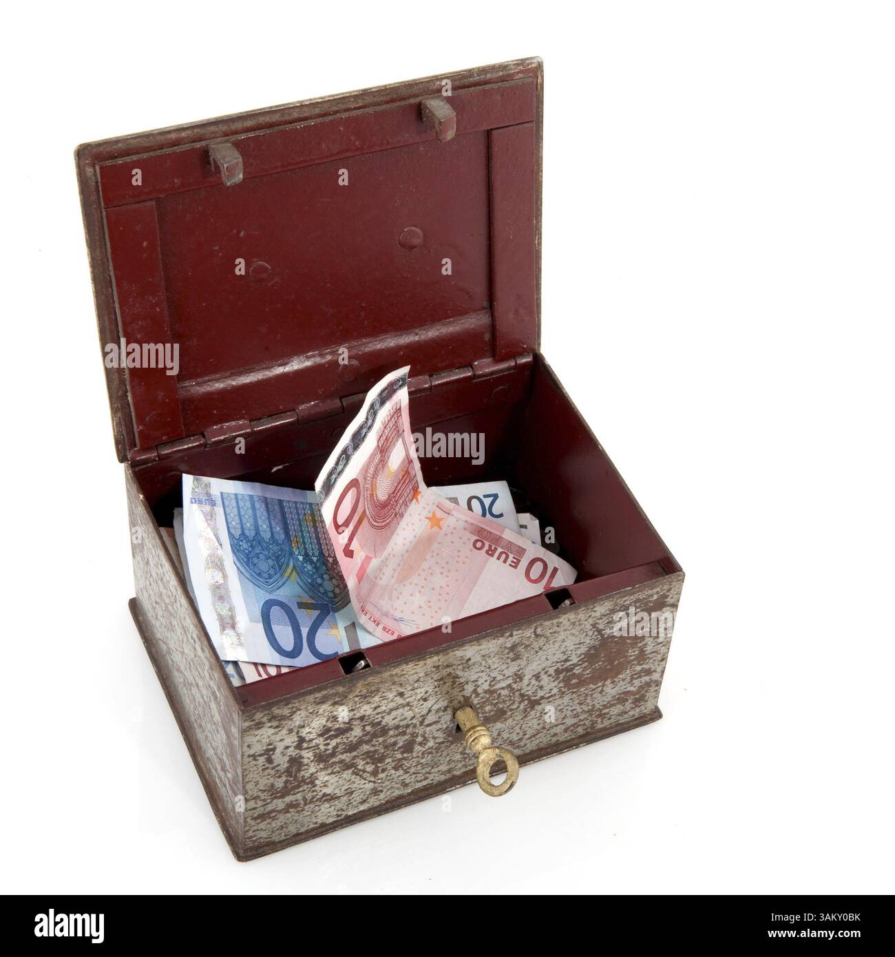 Old rusty coffre de trésor avec de l'argent Banque D'Images