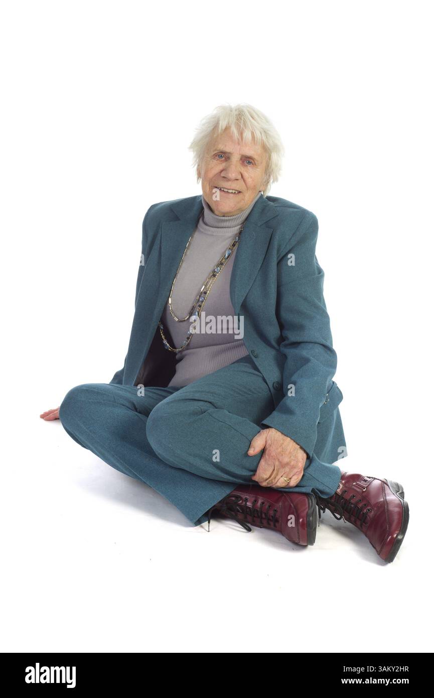 Portrait d'une vieille femme assise à l'étage isolated over white Banque D'Images