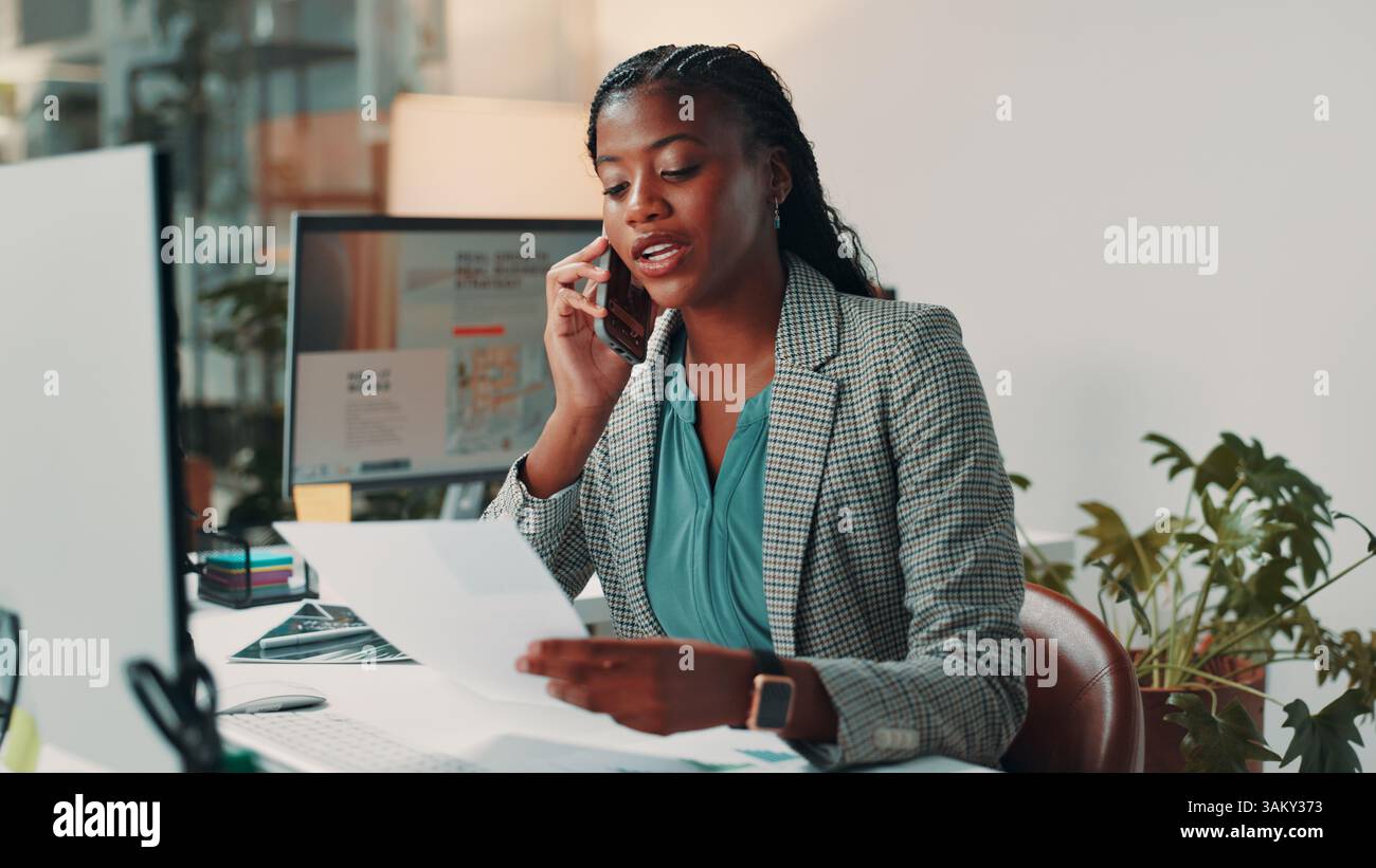 Documents, appel téléphonique et relecture avec une femme noire d'affaires au bureau pour l'administration ou la mise à jour. Conversation, feedback et révision avec Banque D'Images