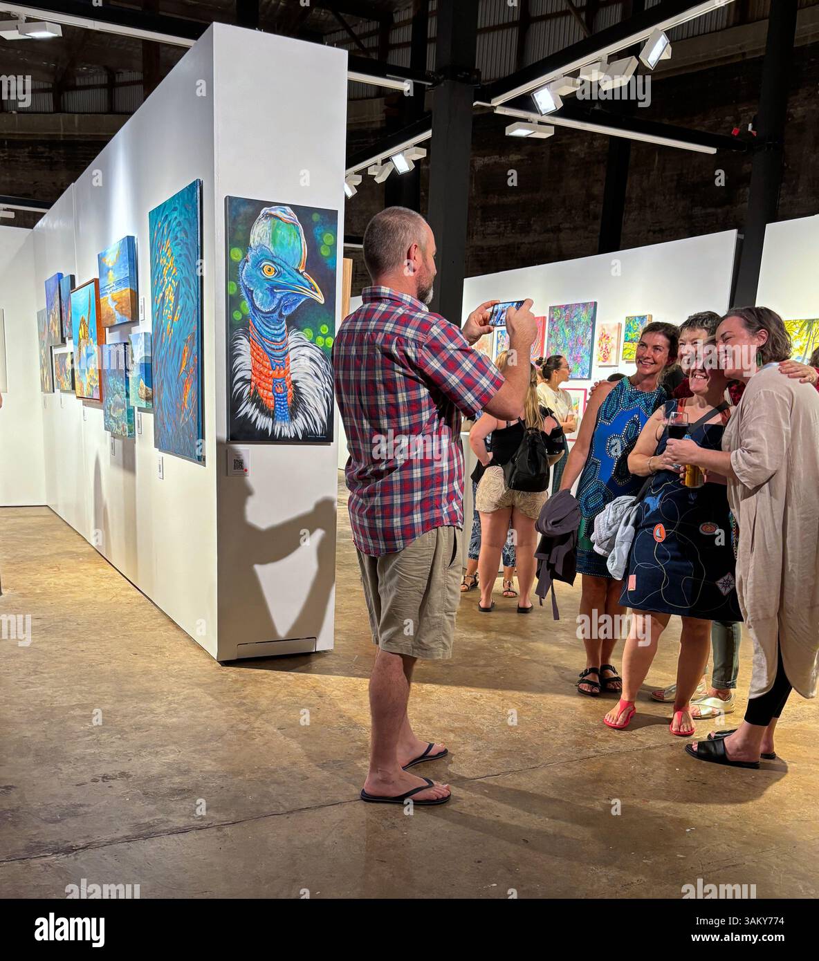 Des personnes prenant des photos lors du lancement du salon annuel de la Cairns Art Society, au Tanks Arts Centre, Cairns, Queensland, Australie. 11 avril 2025. Pas DE MR ou PR - Image de stock capturée avec un smartphone