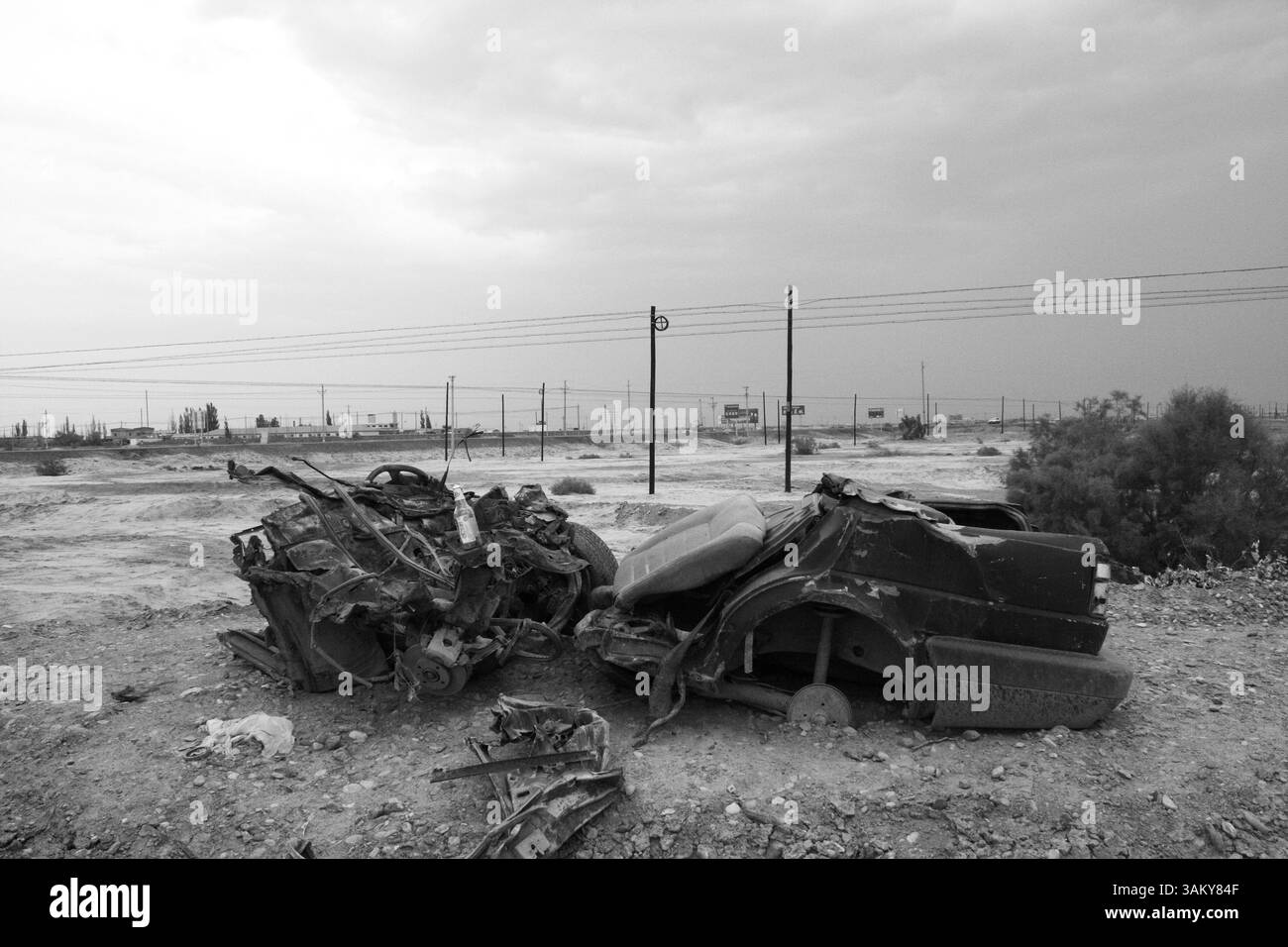 Épave d'un accident de voiture majeur affichée sur le bord de la route comme avertissement de conduite en état d'ébriété – Préfecture autonome mongole de Bayingol, Xinjiang, Chine Banque D'Images