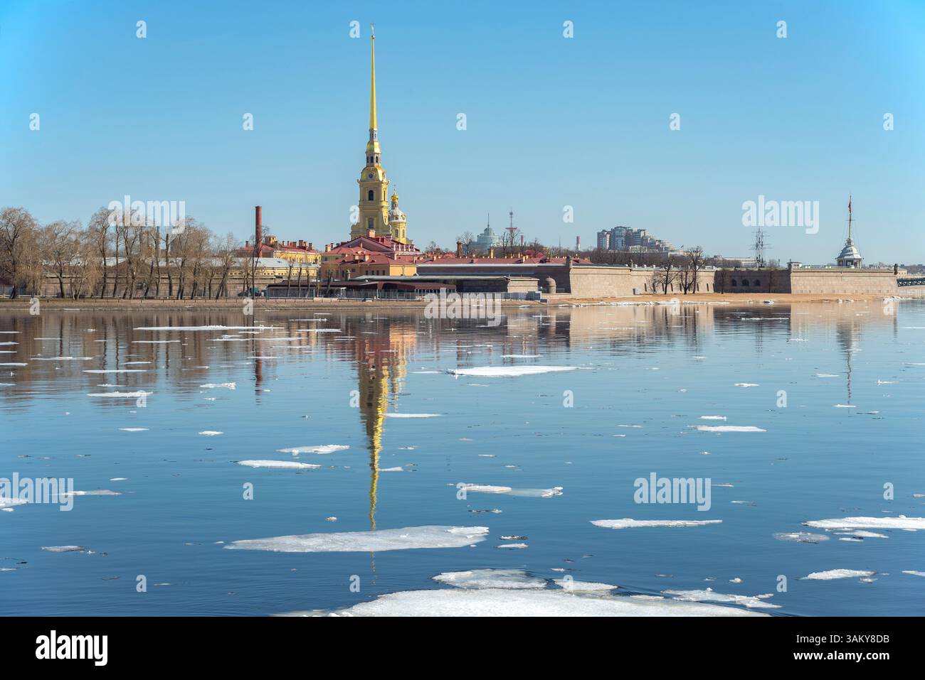 Pause de glace printanière à la forteresse Pierre et Paul. Saint-Pétersbourg, Russie Banque D'Images