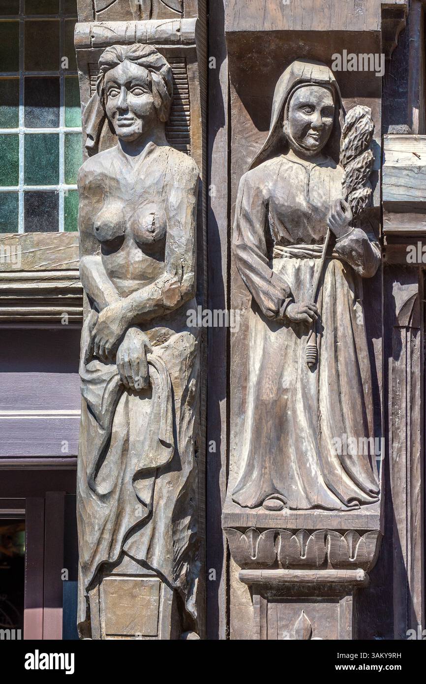 Sculptures médiévales sur bois de figures sur des bâtiments anciens - Angers, Maine-et-Loire (49), France. Banque D'Images