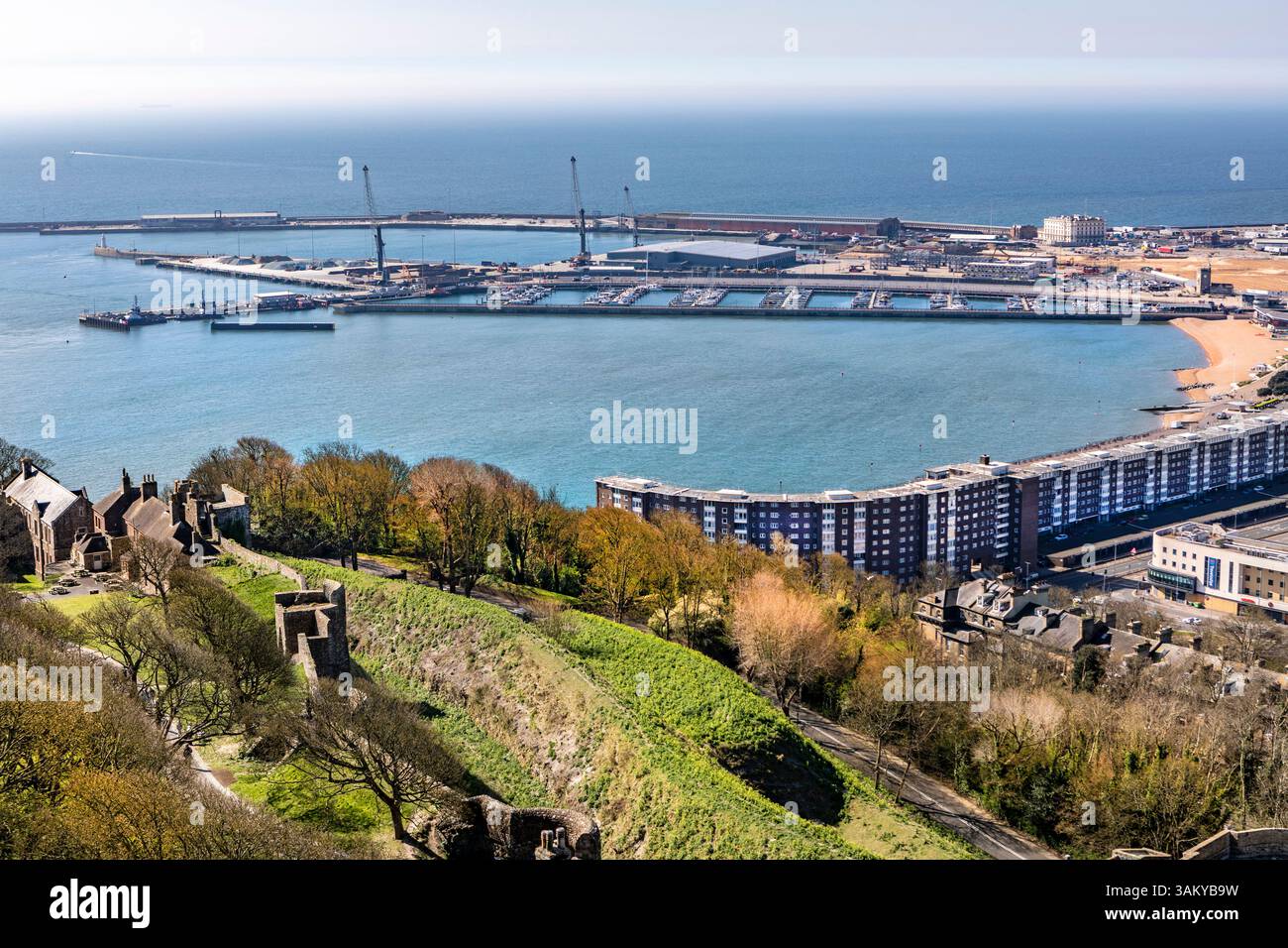 Vue sur le port de Douvres et la marina depuis le château de Douvres Banque D'Images