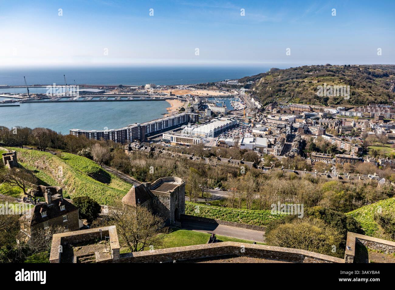 Vue sur la ville de Douvres, le port et la marina depuis le château de Douvres Banque D'Images