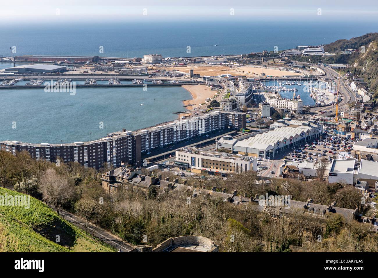 Vue sur la ville de Douvres, le port et la marina depuis le château de Douvres Banque D'Images