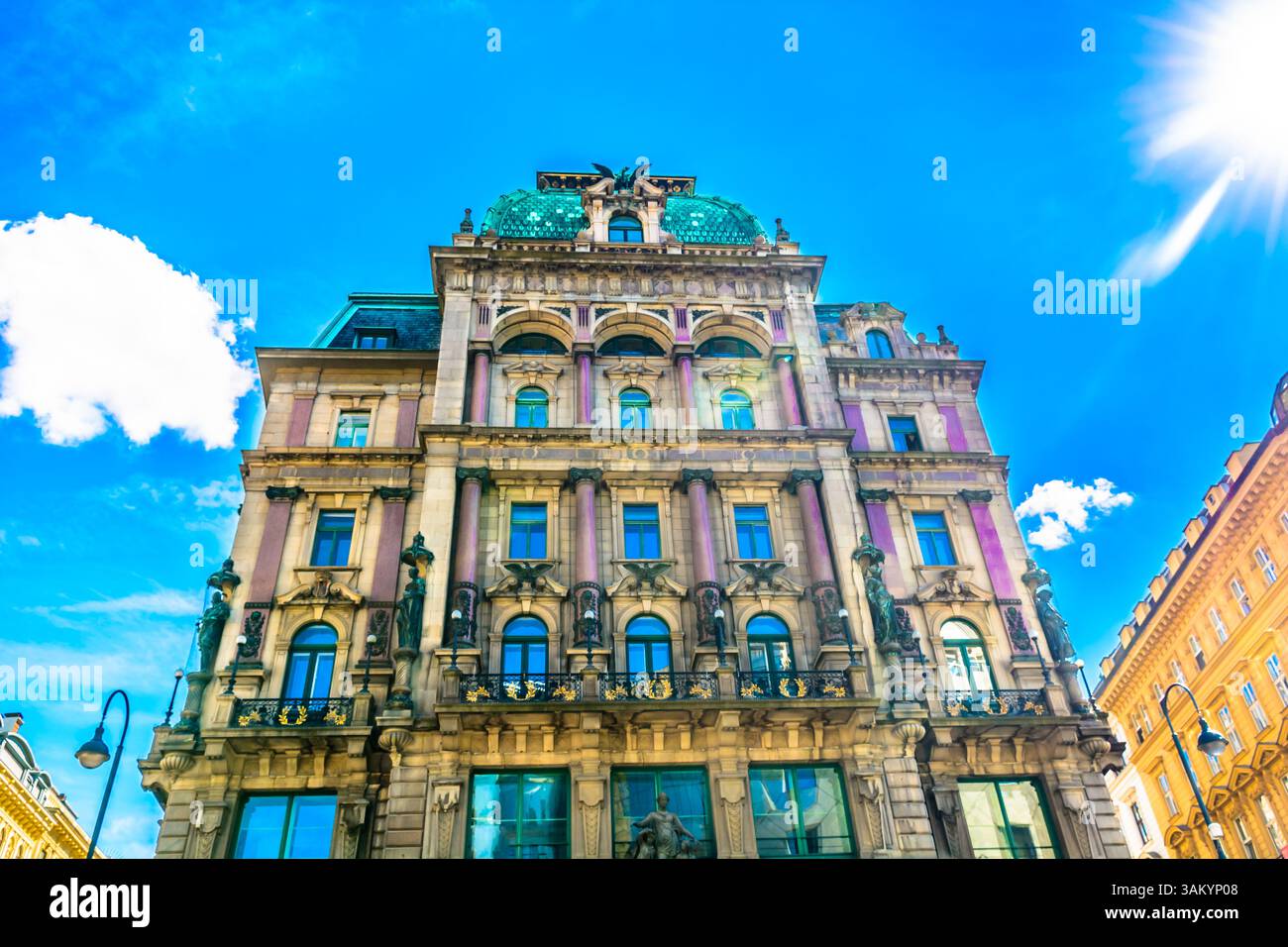 Photo HDR du centre-ville historique de Vienne, Autriche, prise sur la place de marbre près de la cathédrale, mettant en valeur sa façade néo-Renaissance ornée Banque D'Images