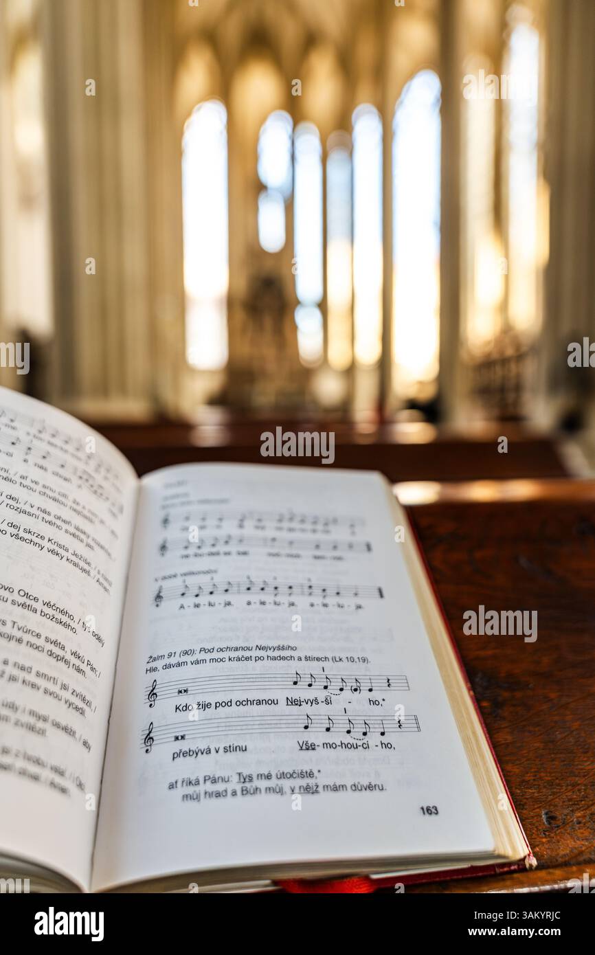 Livre de chœur liturgique dans l'église de St James (en tchèque 'Kostel sv. Jakuba'), dans le style gothique tardif, situé à Jakubske namesti, Brno, Tchéquie Banque D'Images