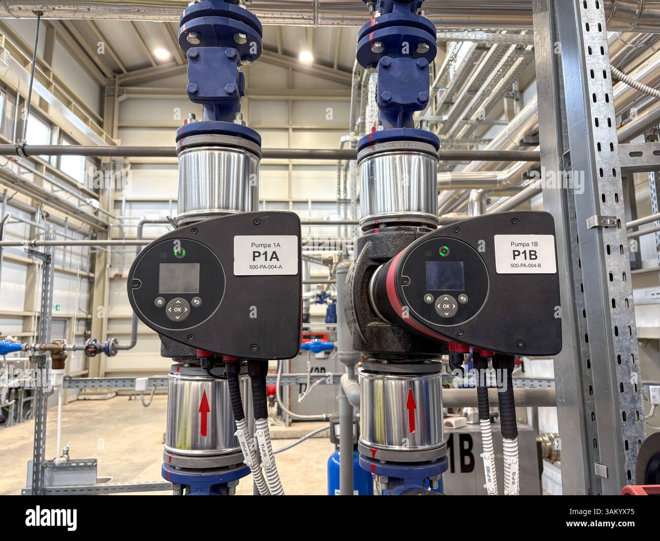 Un système de pompe à eau industrielle à l'intérieur d'une installation moderne. Banque D'Images