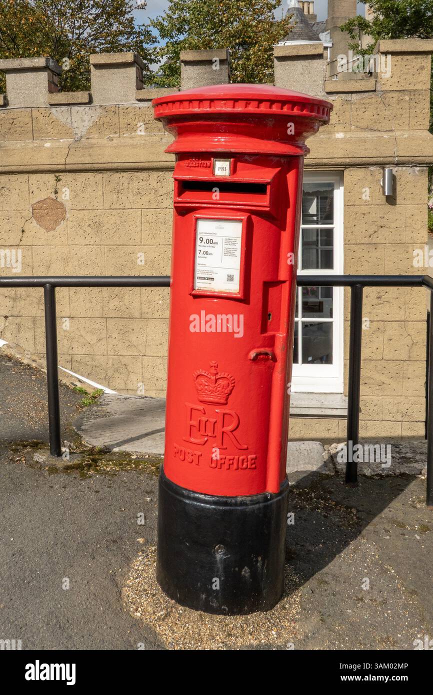 British Red Post Box Pillar Box penchant au-dessus du bureau de poste er à West Cowes Isle of Wight, Royaume-Uni Banque D'Images