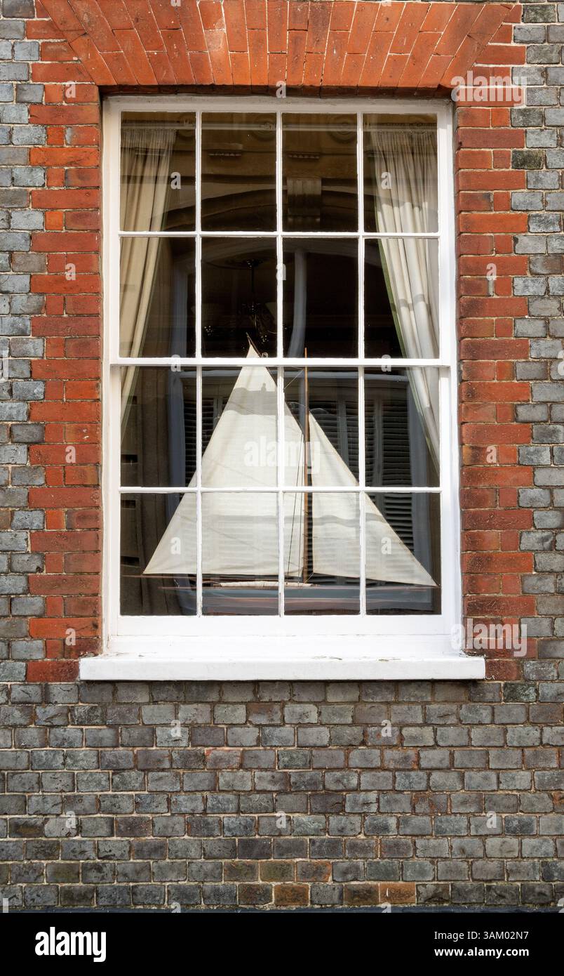 Un bateau à voile modèle Yacht à l'intérieur D'Une fenêtre de bars Hill House sur bars Hill l'île de Wight Banque D'Images