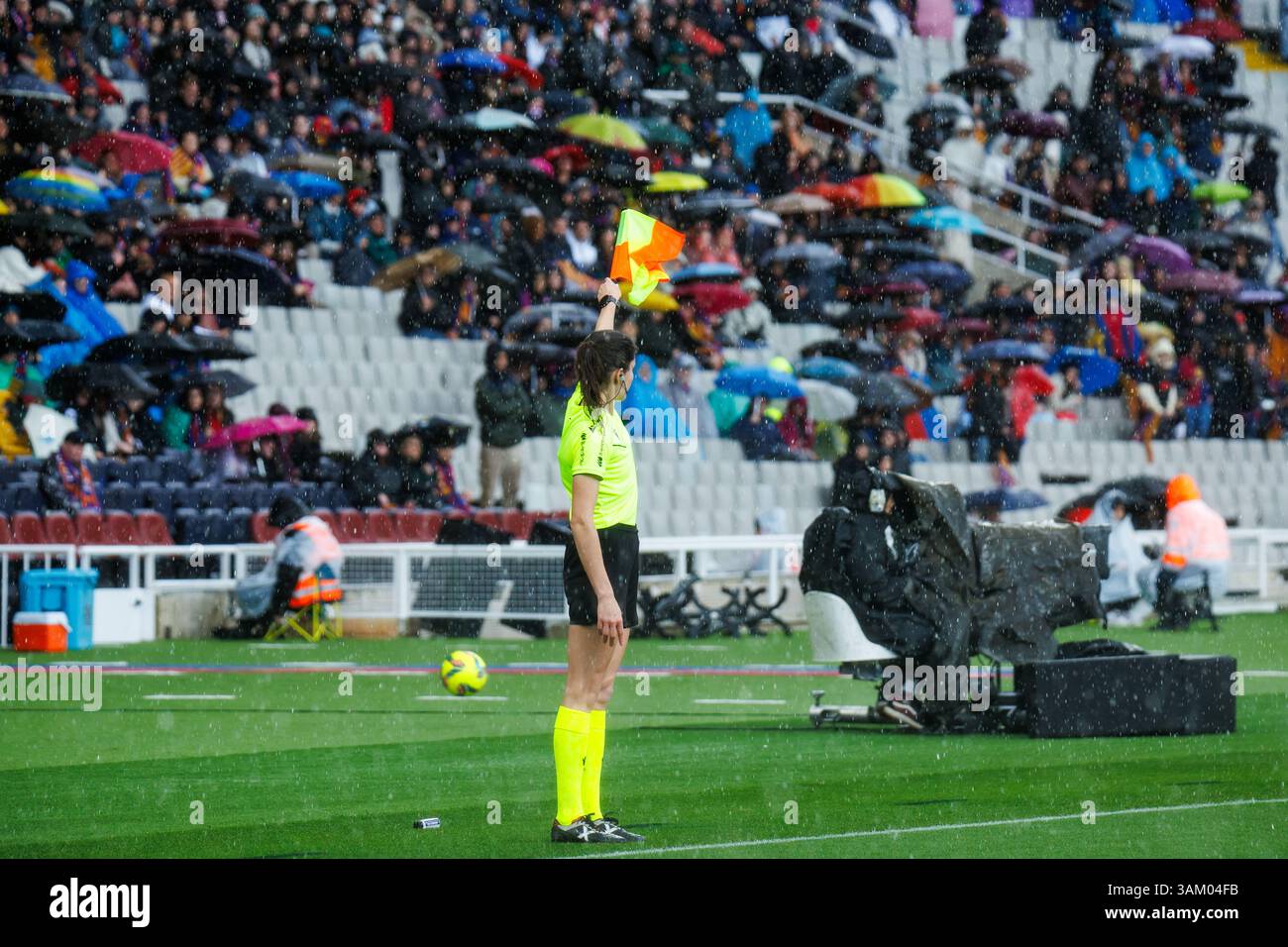 Barcelone, Espagne. 23 mars 2025. L'arbitre adjoint en action lors de la ligue espagnole féminine, Liga F, match de football entre le FC Barcelone et R. Banque D'Images