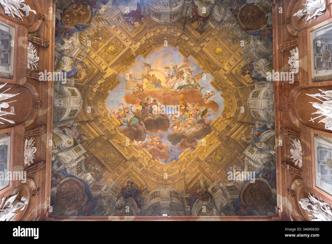 La salle de marbre du Palais inférieur du Belvédère à Vienne, Autriche. La fresque au plafond de Martino Altomonte représente Apollon dans un char solaire. Banque D'Images La salle de marbre du Palais inférieur du Belvédère à Vienne, Autriche. La fresque au plafond de Martino Altomonte représente Apollon dans un char solaire. Banque D'Images