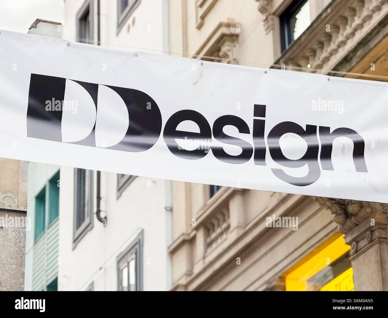 Design Signage à Milan - Salone del Mobile – célébrant la créativité et l'innovation italiennes Banque D'Images