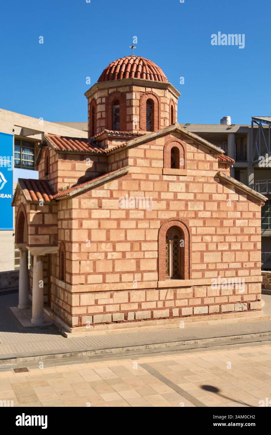Une superbe église grecque orthodoxe à Héraklion, présentant un dôme de carrelage rouge et des fenêtres cintrées, un parfait exemple de l'influence byzantine. Banque D'Images