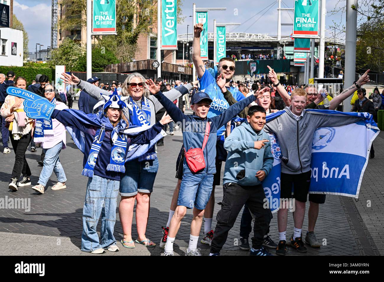 Stade de Wembley, Londres, Royaume-Uni. 13 avril 2025. Vertu Trophy final Football, Birmingham City contre Peterborough United ; les fans de Birmingham City s'imprégnent de l'atmosphère à l'extérieur du stade de Wembley crédit : action plus Sports/Alamy Live News Banque D'Images