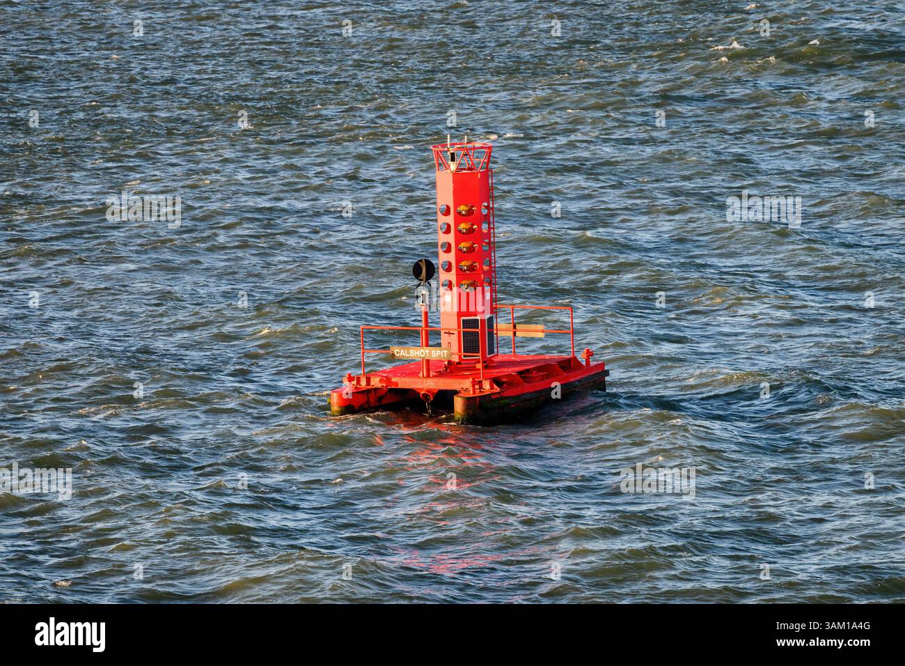 La bouée de marquage du canal de navigation Calshot Spit sur Southampton Water. Banque D'Images