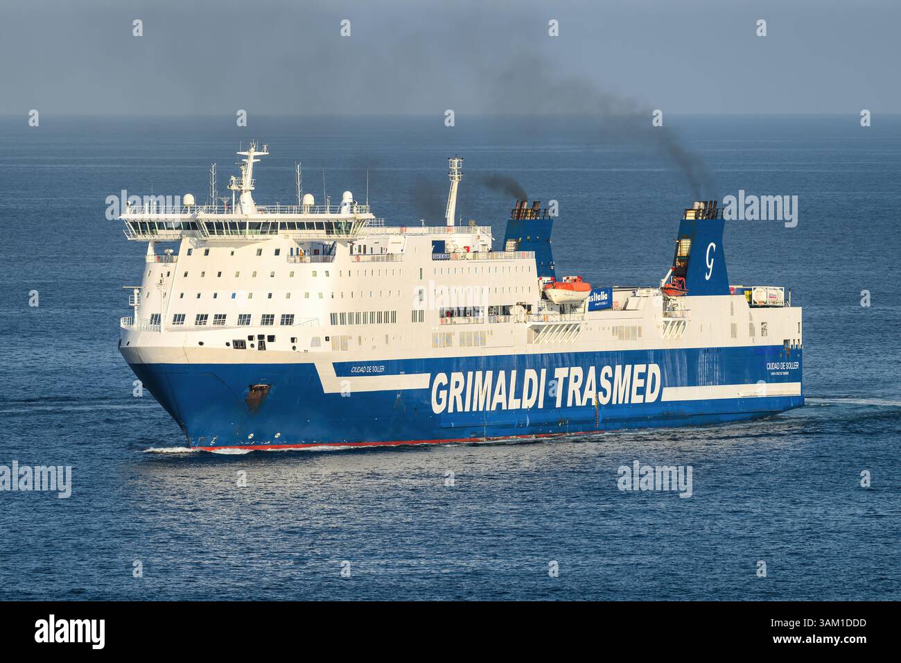 Ciudad de Soller, un ferry transméditerranéen opéré par Grimaldi Trasmed, arrivant à Barcelone. Banque D'Images