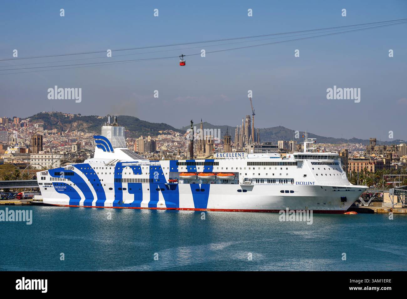 Le ferry transméditerranéen exploité par GNV est excellent à côté du port de Barcelone. Banque D'Images
