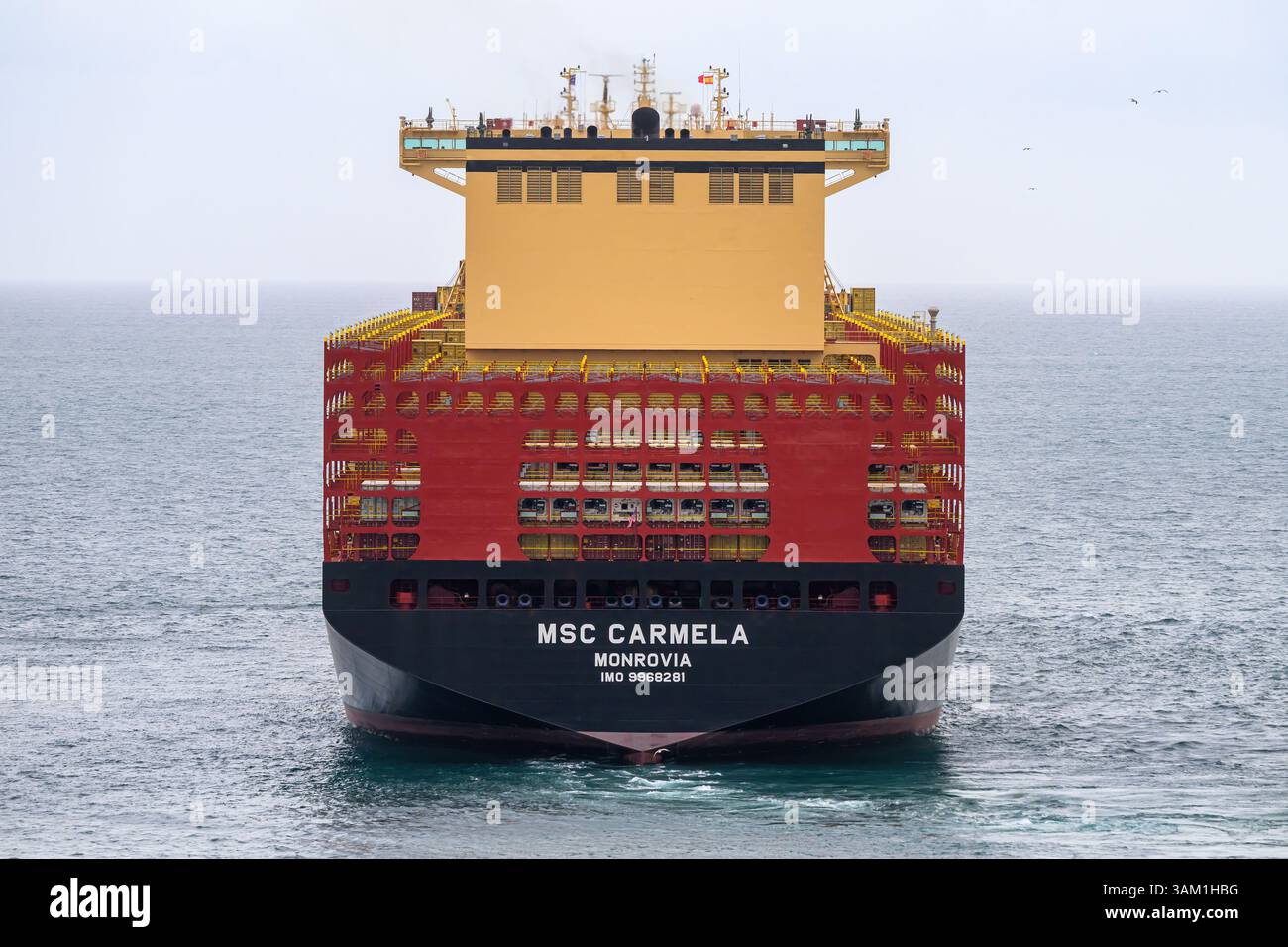 Une vue arrière du MSC Carmela, un transporteur de conteneurs ultra grand format exploité par la Mediterranean Shipping Company. Banque D'Images