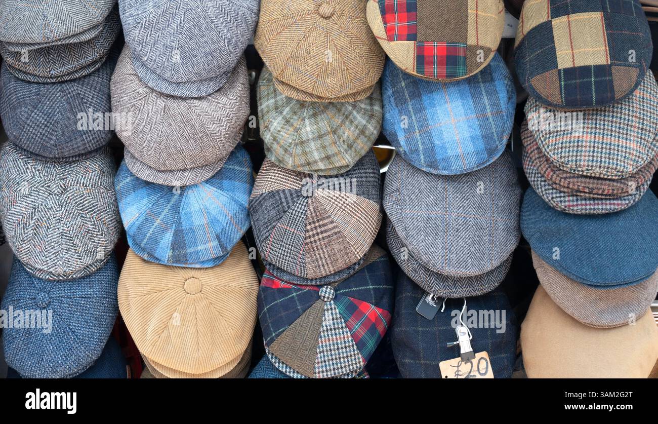 Une sélection de bouchons plats à vendre sur un stand de marché Banque D'Images