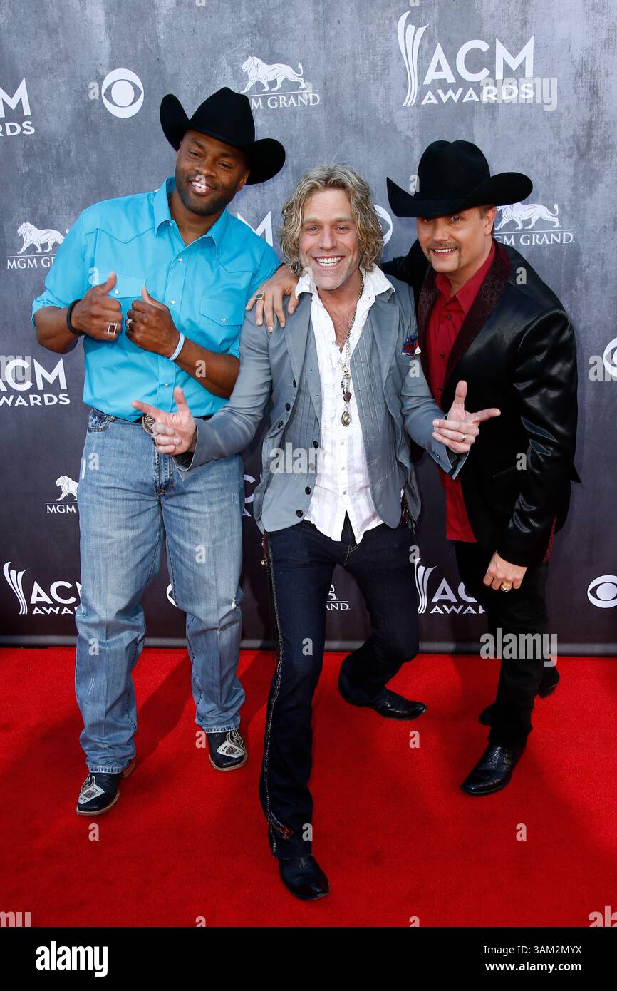 6 avril 2014 - Las Vegas, Nevada, U. S - (G-d) les artistes Cowboy Troy, Big Kenny et John Rich du groupe Big & Rich assistent à la 49e cérémonie annuelle des Academy of Country Music Awards au MGM Grand Garden Arena le 6 avril 2014. (Crédit image : © Debby Wong/ZUMA Wire/ZUMAPRESS.com) Banque D'Images