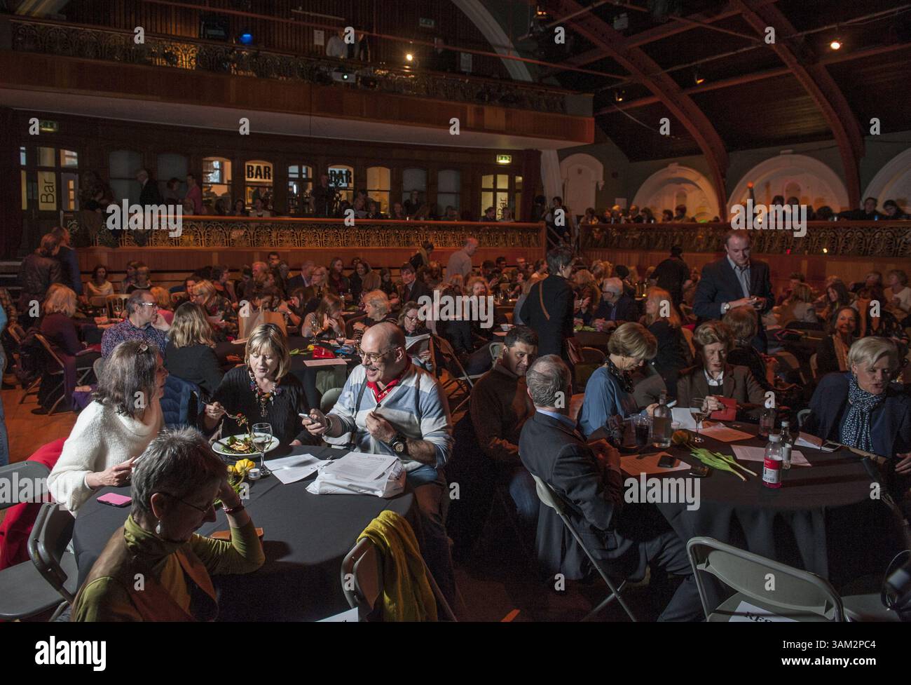 7 avril 2014 - Londres, Angleterre, Royaume-Uni - 5x15 rassemble cinq personnes exceptionnelles pour raconter leur vie, leurs passions et leurs inspirations. Il n'y a que deux règles - pas de scripts et seulement 15 minutes chacun...5 ?15 événement mettant en vedette Grayson Perry, Judith Kerr, Horatio Clare, Wendy Cope et Claudia Roden...5x15 réunit cinq personnes exceptionnelles pour raconter leur vie, leurs passions et leurs inspirations. Il n'y a que deux règles - pas de scripts et seulement 15 minutes chacun. ..lundi 7 avril @ The Tabernacle, Londres. (Crédit image : © Nick Cunard/ZUMAPRESS.com) Banque D'Images