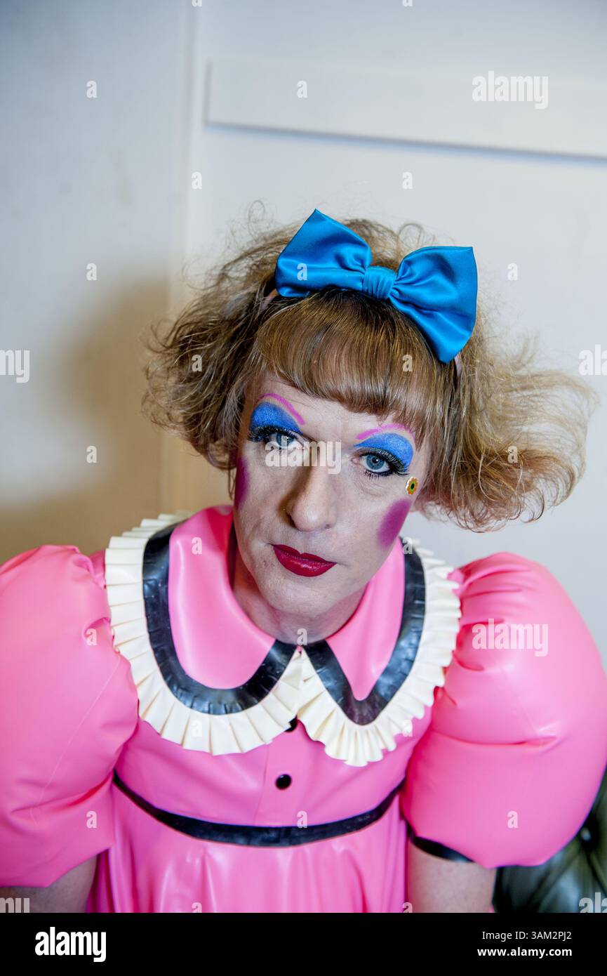 7 avril 2014 - Londres, Angleterre, Royaume-Uni - 5x15 rassemble cinq personnes exceptionnelles pour raconter leur vie, leurs passions et leurs inspirations. Il n'y a que deux règles - pas de scripts et seulement 15 minutes chacun...5 ?15 événement mettant en vedette Grayson Perry, Judith Kerr, Horatio Clare, Wendy Cope et Claudia Roden...5x15 réunit cinq personnes exceptionnelles pour raconter leur vie, leurs passions et leurs inspirations. Il n'y a que deux règles - pas de scripts et seulement 15 minutes chacun. ..lundi 7 avril @ The Tabernacle, Londres. (Crédit image : © Nick Cunard/ZUMAPRESS.com) Banque D'Images