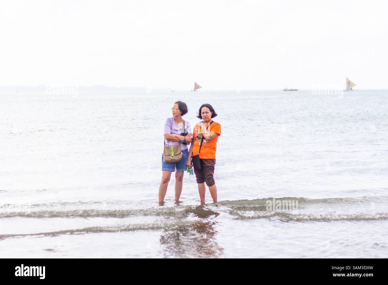 Philippins Ilonggo les amateurs de plage passent des vacances au bord de la mer sur une plage populaire d'Iloilo, aux Philippines, en profitant de la mer, du sable et du soleil Banque D'Images